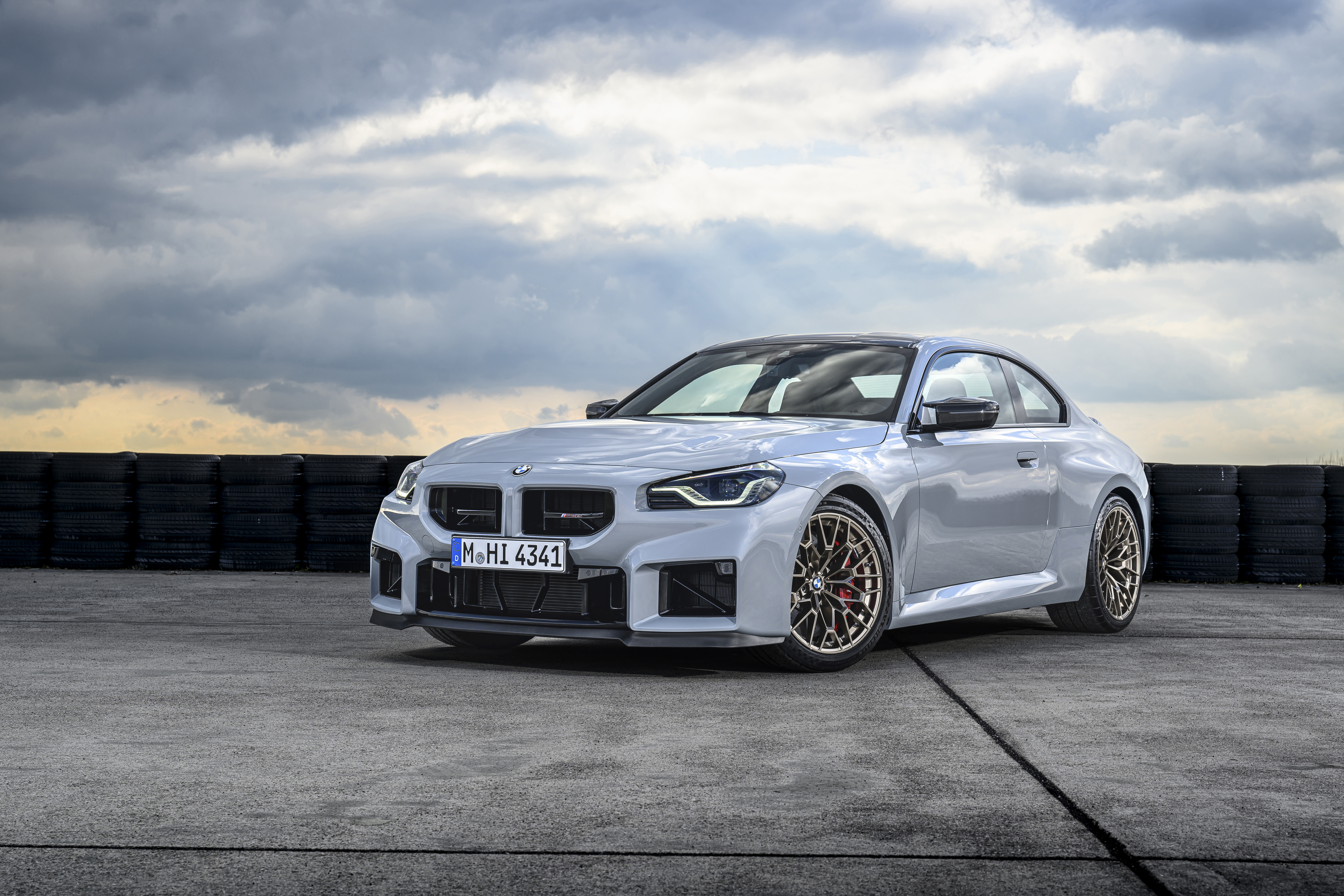 Nové BMW M2 CS 2025 ve Velvet Blue metallic – výkonný sportovní vůz s 530 koňmi, karbonovou střechou a agresivním designem. Nejostřejší verze modelu M2 dostupná nově i pro online objednávky přes AUTOiBUY.